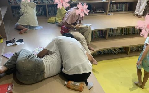 一对男女在图书馆少儿阅读区亲密搂抱，家长称“刷新三观”，馆方：已成立专班调查复盘