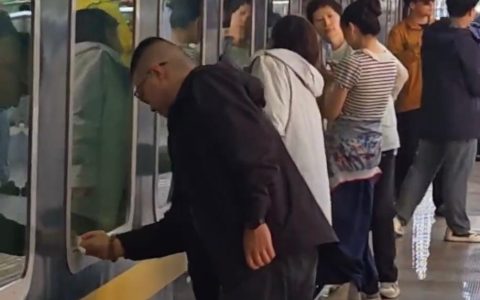 驶往拉萨的列车乘客自发擦拭车窗，乘客：擦的不是车窗是镜头