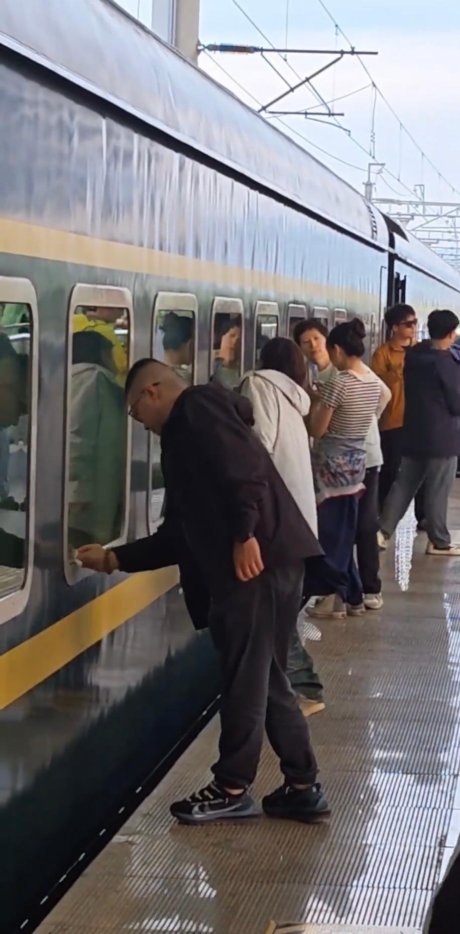 驶往拉萨的列车乘客自发擦拭车窗，乘客：擦的不是车窗是镜头