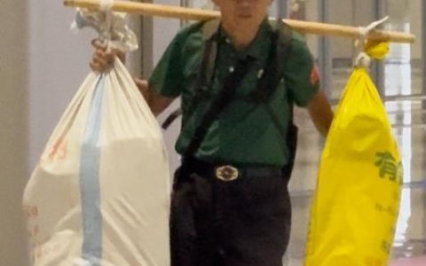 湖南73岁老人肩挑80斤土特产，辗转千里到广东看儿孙，儿子：路上摔跤他只心疼鸡蛋碎了