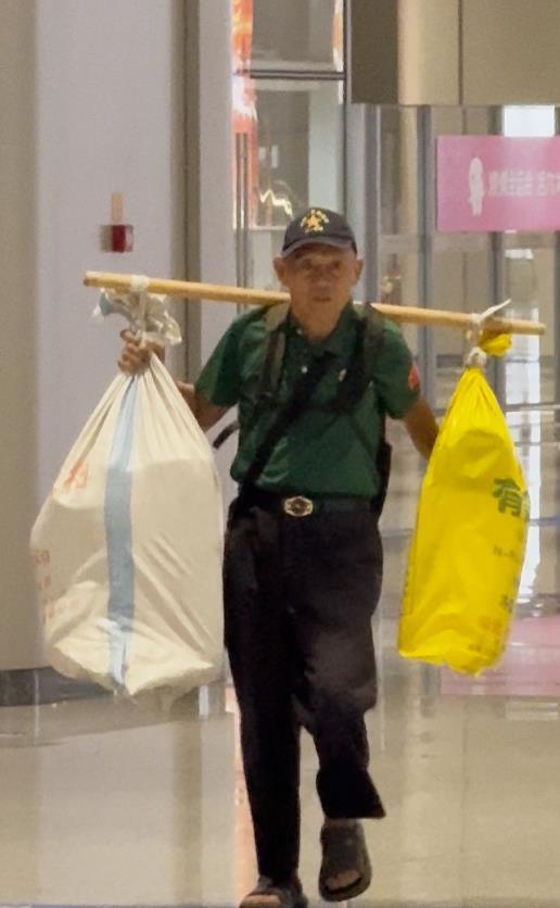 湖南73岁老人肩挑80斤土特产，辗转千里到广东看儿孙，儿子：路上摔跤他只心疼鸡蛋碎了