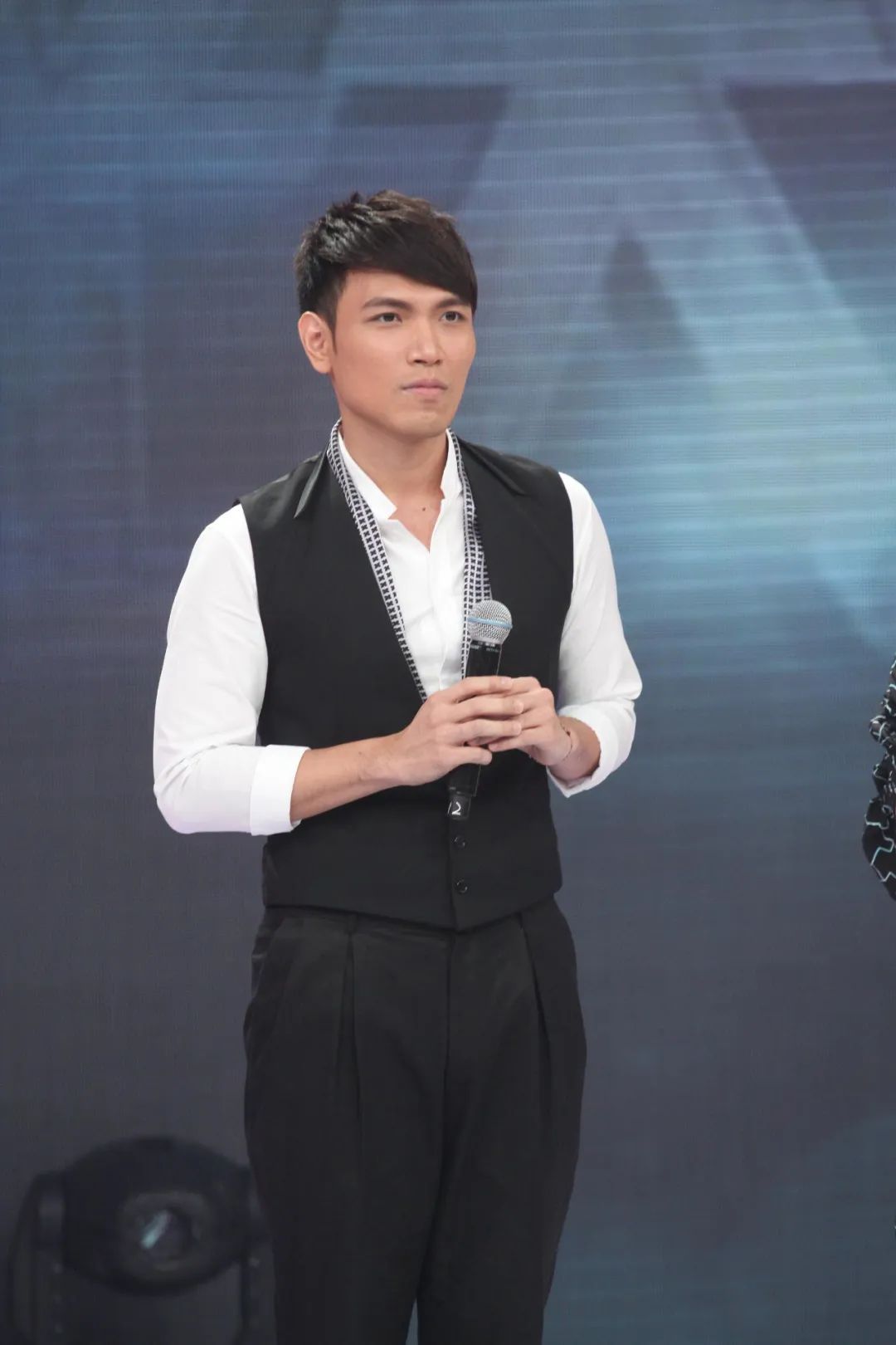 突发！歌手杨宗纬意外从舞台跌落，观众称已被救护车带走，表情很痛苦，无法行走，演唱会已暂停