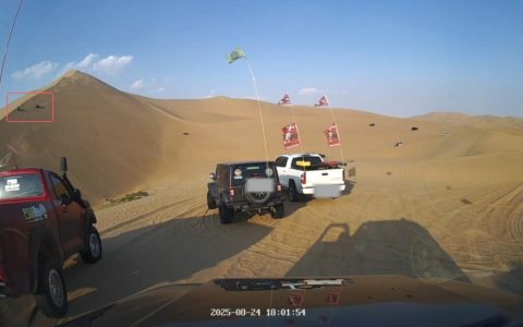 玩沙漠越野遇难网红所乘车辆侧翻前疑被碰撞，现场画面曝光，家属发声：为何没有同行人员站出来说出真相？