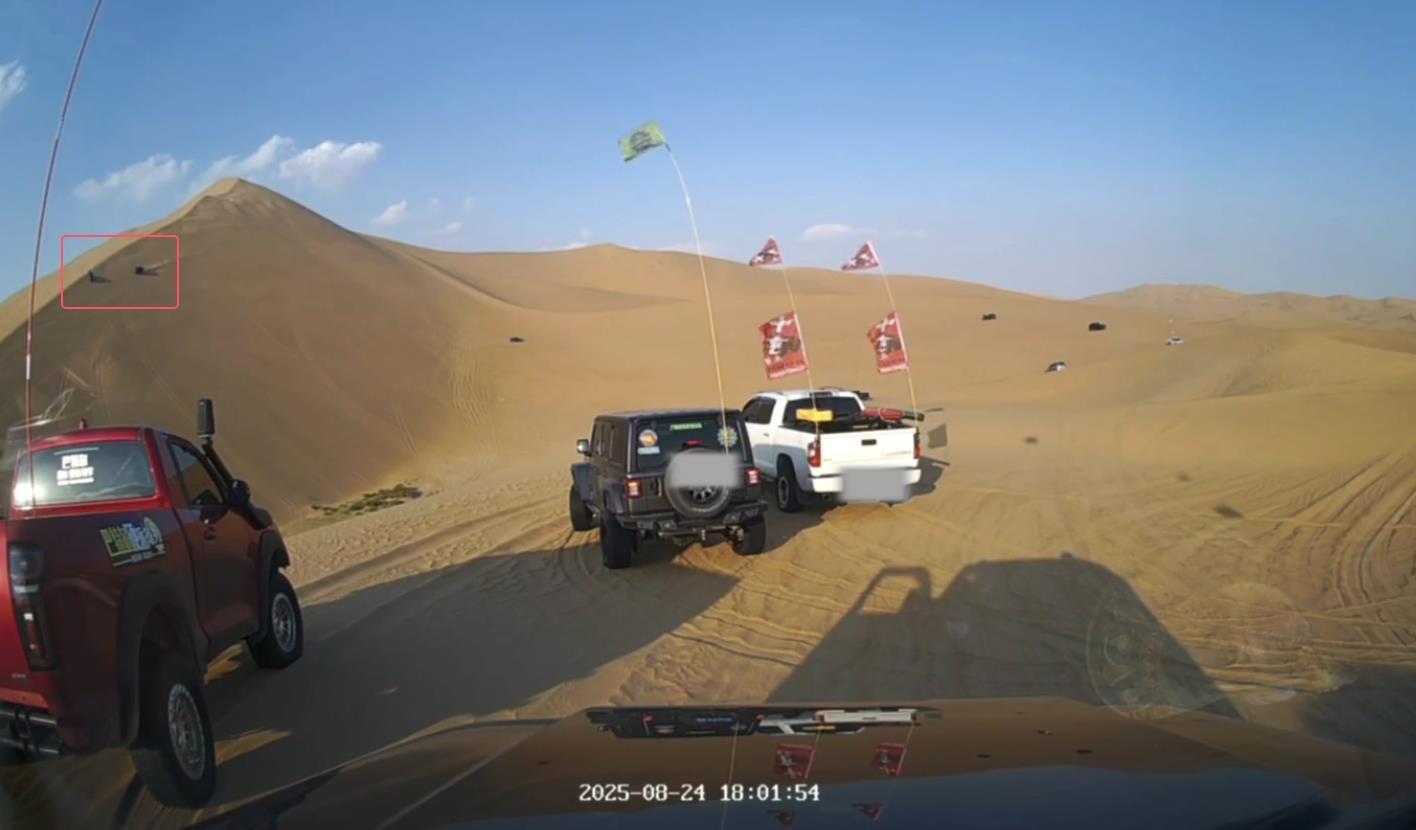玩沙漠越野遇难网红所乘车辆侧翻前疑被碰撞，现场画面曝光，家属发声：为何没有同行人员站出来说出真相？