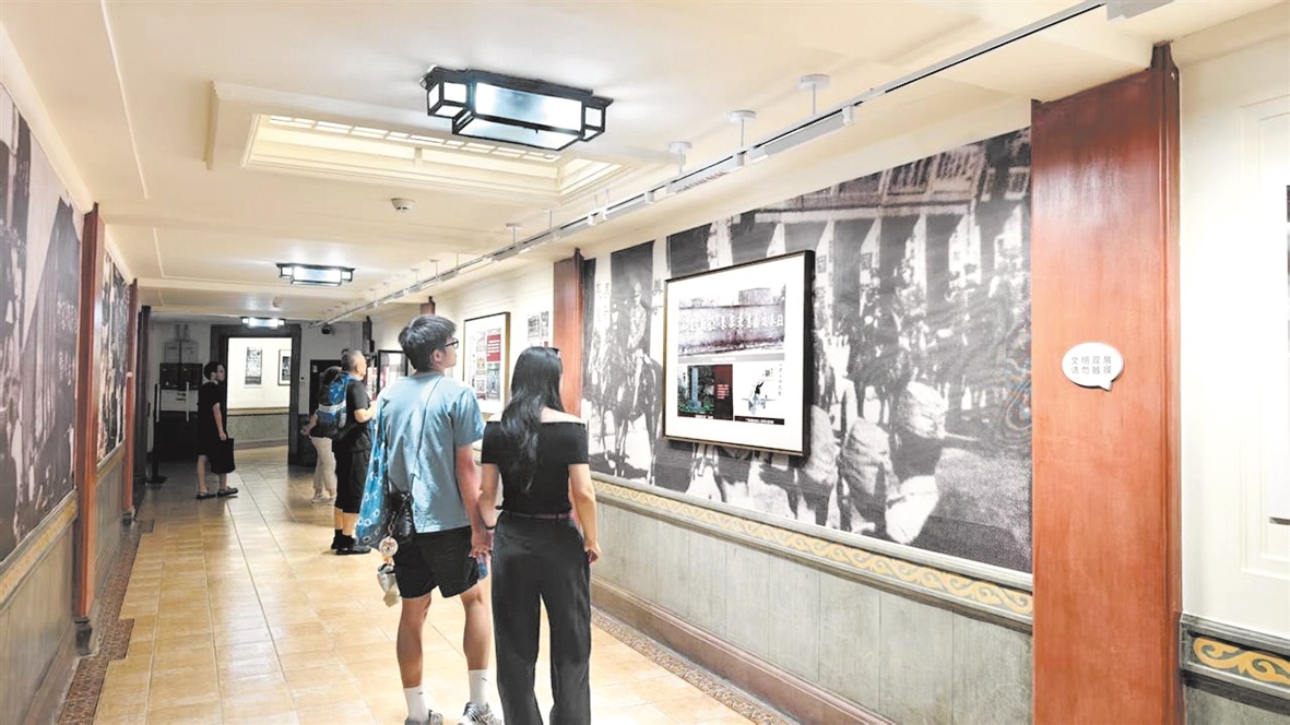 抗战胜利80周年之际  本报六路记者探访中国抗战胜利受降地 全国唯一的受降路清早摆上菊花