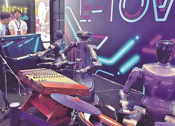 2025世界机器人大会开幕 下棋拳击钢琴样样精通