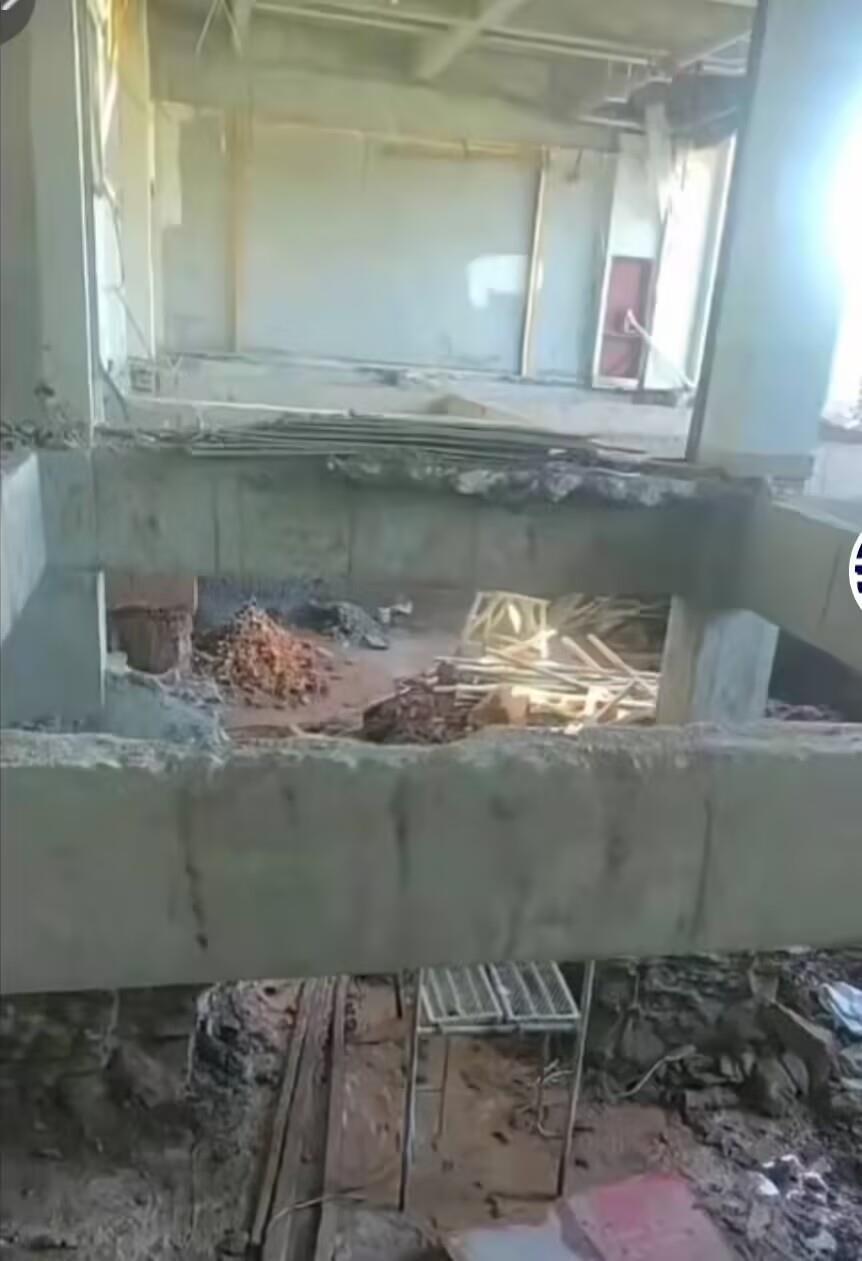 安徽霍山一小区门面房被人“掘地三尺”，当地对涉事人员立案调查，住户：开挖面积约300平方米，向下挖了三四米