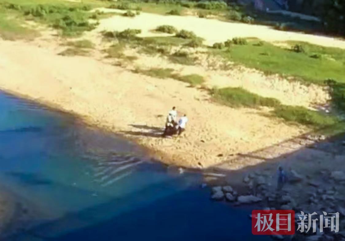 跳河轻生女子漂向深水区，罗田辅警狂奔下河蹚水救人，热心市民接应，众人合力救回一条命
