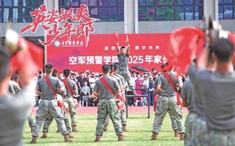 英姿飒爽少年郎