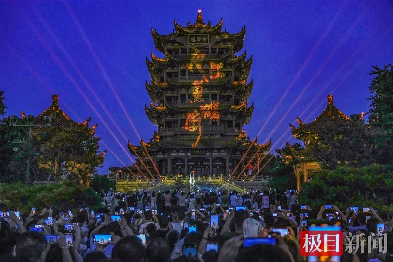 暑期旅游“成绩”出炉 “夜上黄鹤楼”门票预订量同比翻番