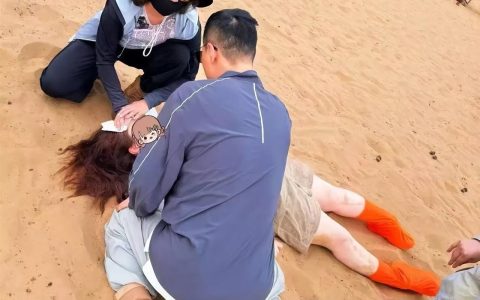 骆驼突然受惊将母子摔下驼背 当事人称差点被踢死    武汉军医夫妻跪地施救