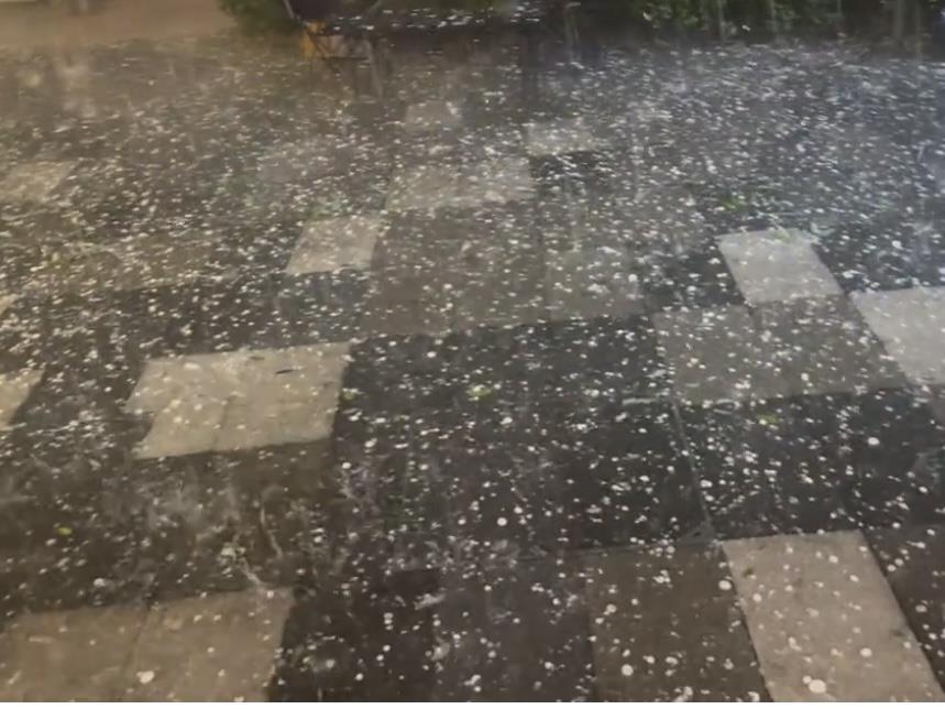 北京多地遭大风冰雹天气：私家车挡风玻璃被砸出窟窿，树木倒伏侵入地铁限界致列车延误