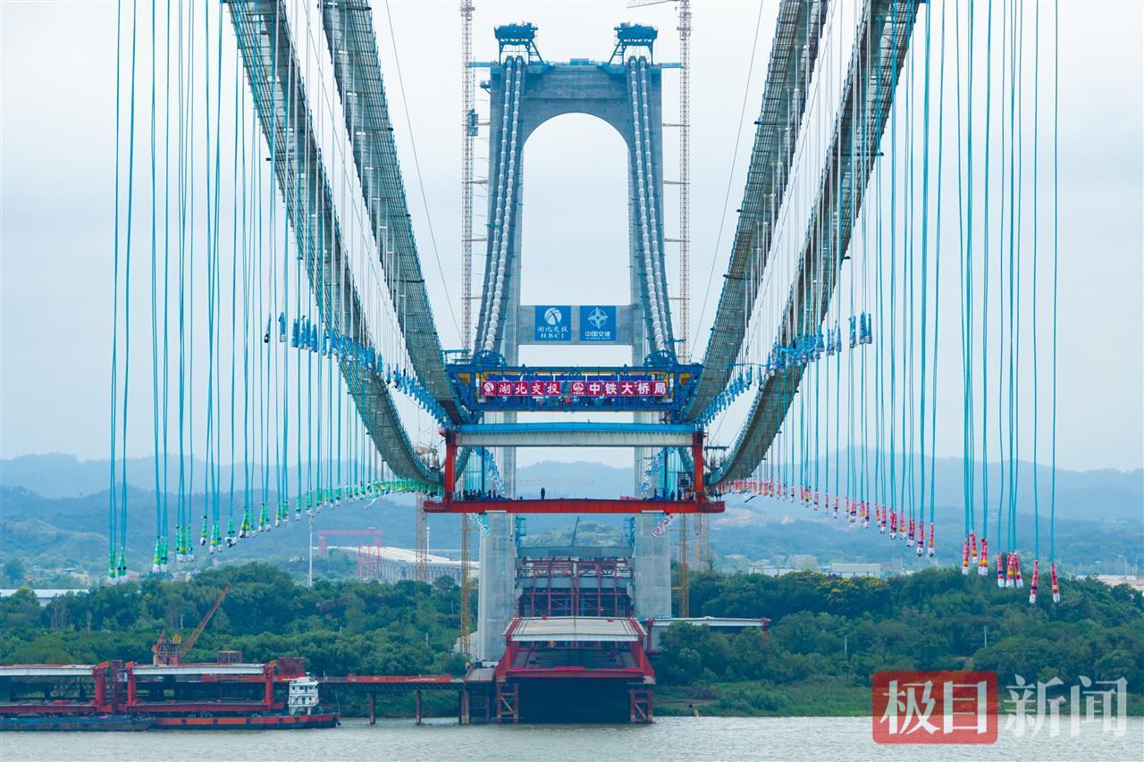 燕矶长江大桥主跨首节钢梁成功架设，创新施工破解难题