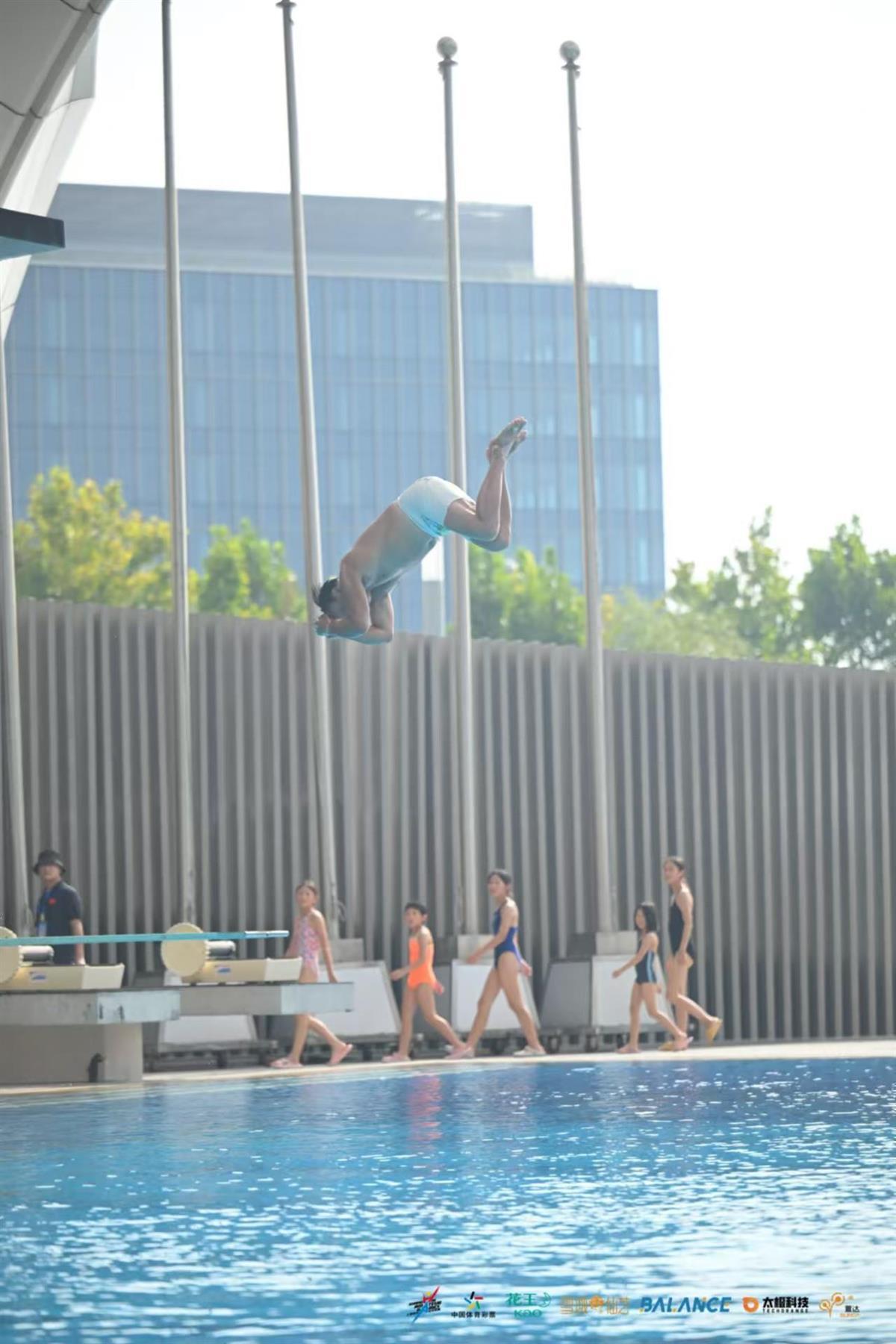 72岁武汉大爷上海业余跳水赛斩获第4名，系参赛年龄最大选手，15年前曾沿长江游泳1200公里到上海看世博会