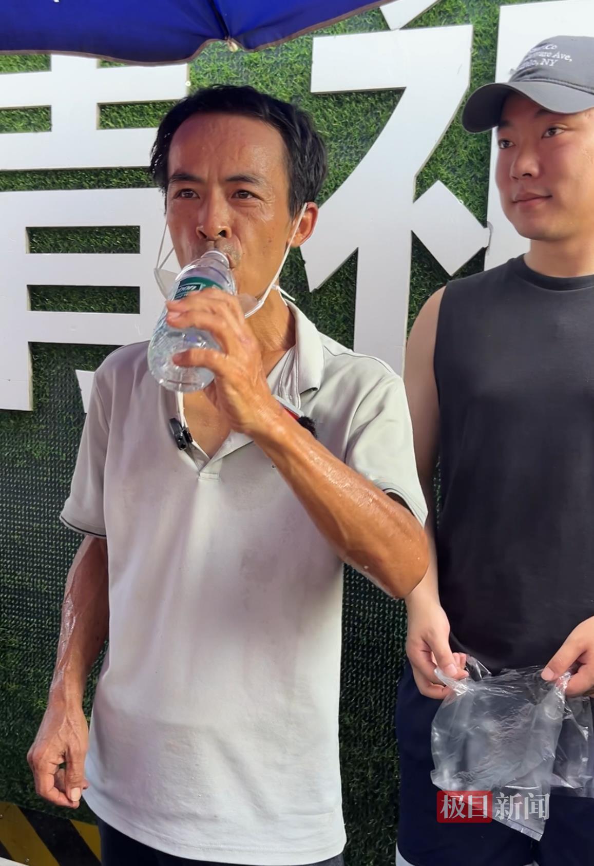 顾客买2块鸡排付了120元，“鸡排哥”不让走：他多按了一个0