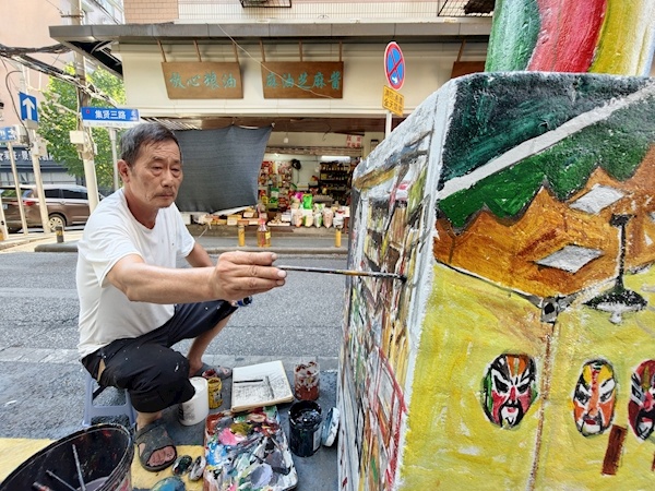 120幅作品见证居民幸福生活变迁 武汉退休教师在小巷墙绘人间烟火