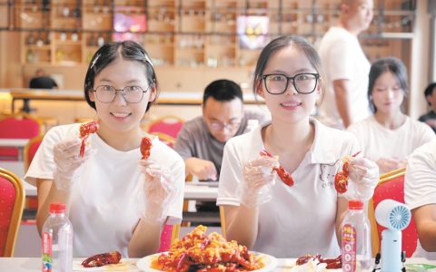 潜江龙虾学院用小龙虾迎接新生 开学第一课“炫虾”，这专业太香了