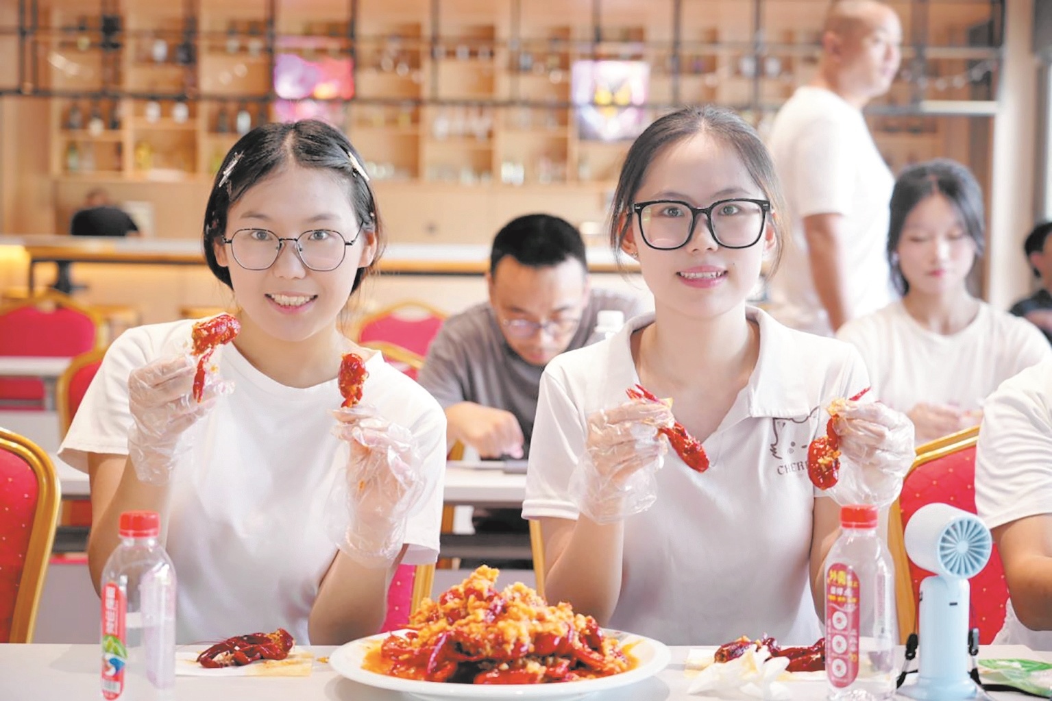 潜江龙虾学院用小龙虾迎接新生 开学第一课“炫虾”，这专业太香了