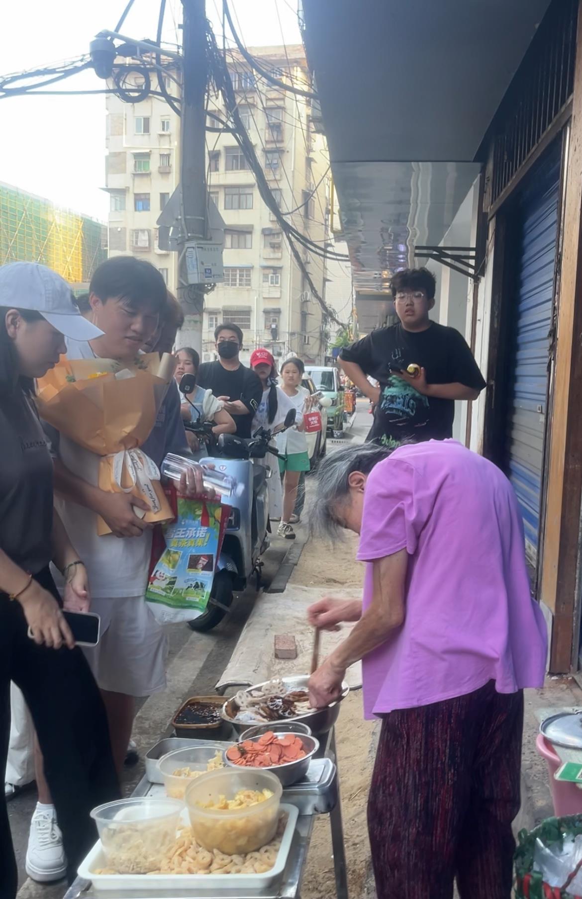 邓超来看望过后，南昌“一毛钱奶奶”生意爆火，顾客排起长队，还有人送来鲜花