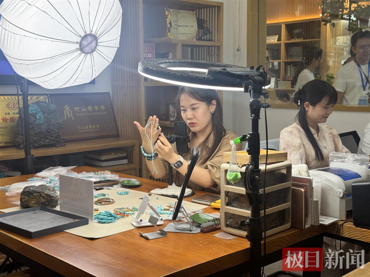 活力中国调研行｜竹山绿松石：一颗“绿宝石”带活近百亿产业，全球九成份额藏在这