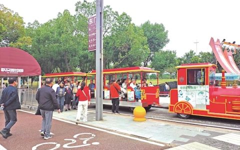 园博园昨满十岁 三万人涌进公园冒雨游园