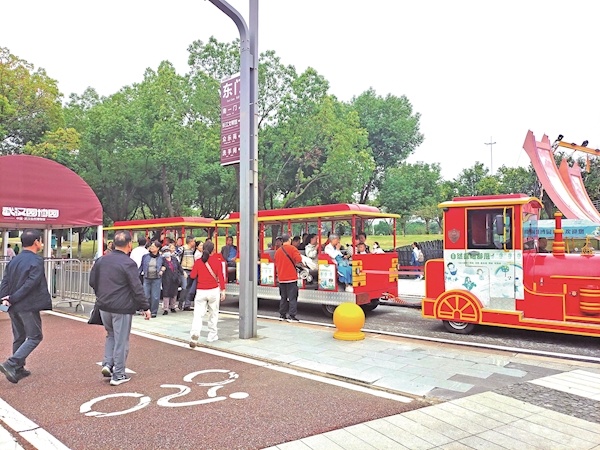 园博园昨满十岁 三万人涌进公园冒雨游园