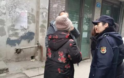 城管队员送迷途老人回家