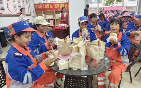 爱心企业为环卫工人送早餐