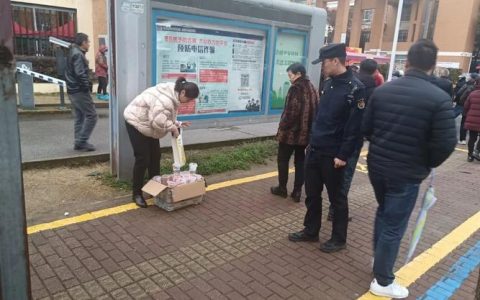 开学季城管保障校园周边洁净有序