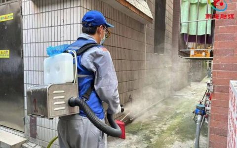 市城发投集团开展市政污水管网灭蚊行动