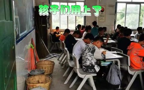市青企协向曙光学校捐赠课桌椅