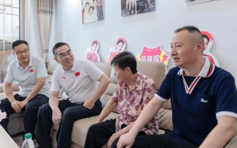 孙道军熊享涛看望慰问教师