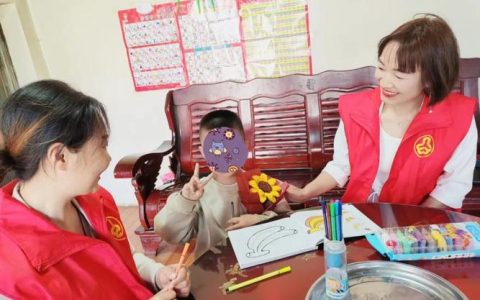 “花妈妈”走访困境儿童送温暖