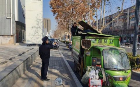 采用“增设收集点+定时清运”模式 城管破解园区“垃圾清运难”