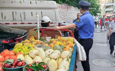 水果撒路添隐患城管援手暖民心