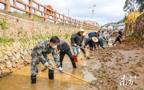 拆除通顺河水域阻水设施沙湖镇多部门联动出击