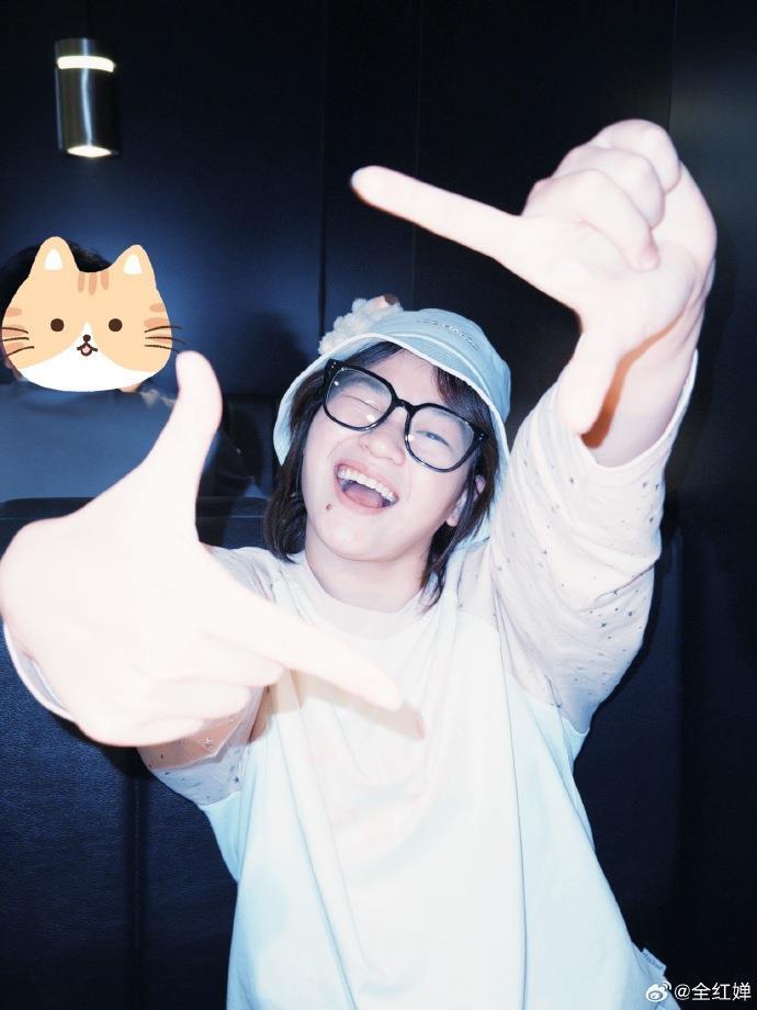 全红婵暨大报到！她向学院赠送签名奥运出场服，院长苏炳添接受捐赠