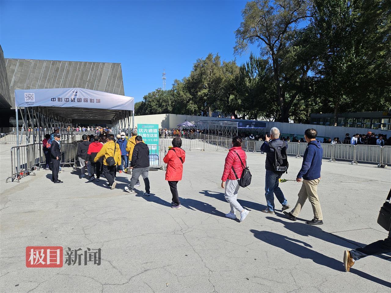 探访七三一罪证陈列馆：有云南游客特地前来献花参观，大学生称将铭记历史努力学习