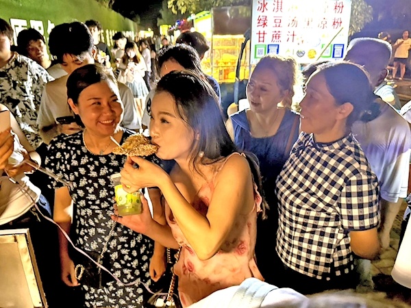 江西景德镇“鸡排哥”爆火 每人限购2份 有人排队3个多小时