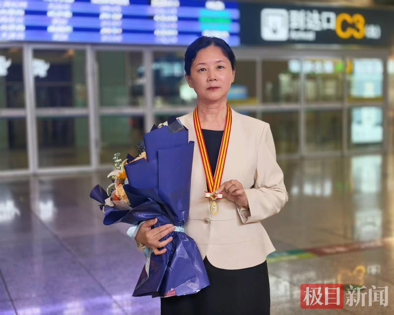 欢迎回家！湖北首位南丁格尔奖章获得者冯玲载誉归来