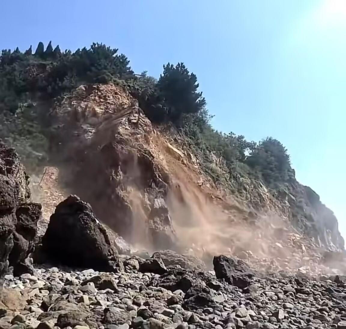 青岛海边一网红山洞垮塌，游客：扑了个空，大家不要贸然前往了