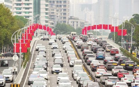 一抹中国红 满城爱国情