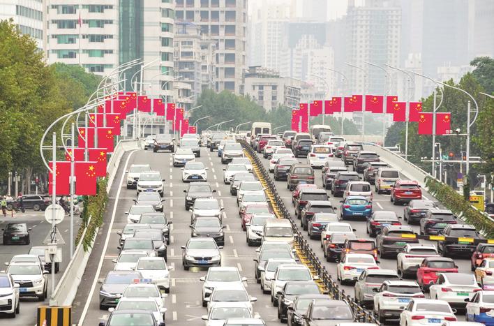 一抹中国红 满城爱国情