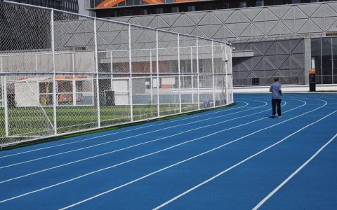 体育场跑道掉色染蓝鞋底，通州体育局召开听证会：无毒无害，充分听取意见后将整改