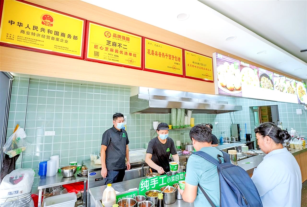 “偏执”老板谢军 用最地道的食材做最具烟火气的热干面