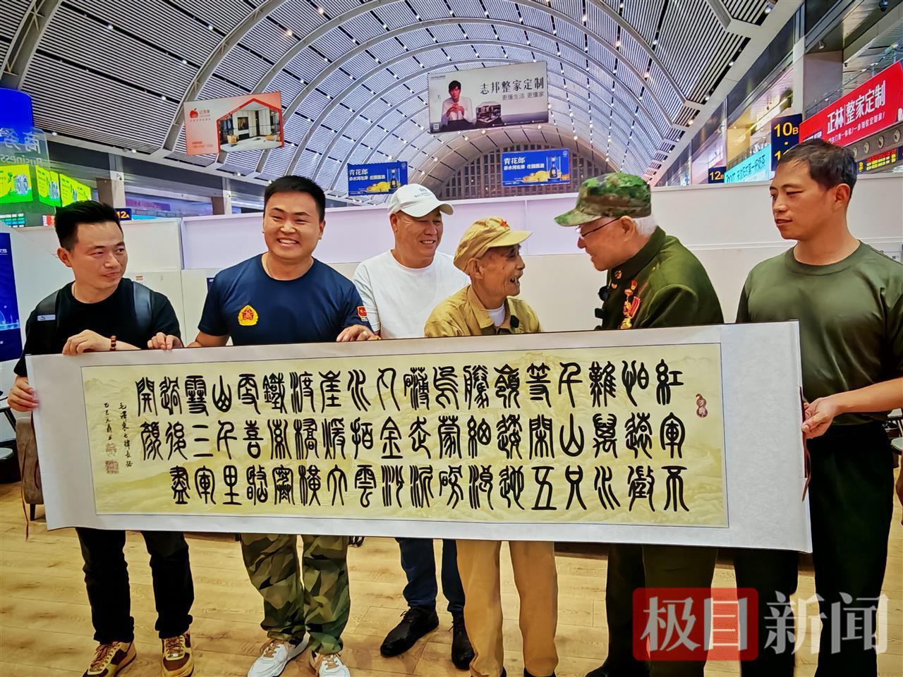 首次来沈迎接烈士遗骸回国，89岁老兵还有一个任务：亲密战友曾像黄继光一样用胸口堵敌人枪口，要在英名碑上找到他名字