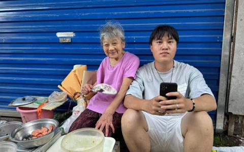 邓超来看望过后，南昌“一毛钱奶奶”生意爆火，顾客排起长队，还有人送来鲜花