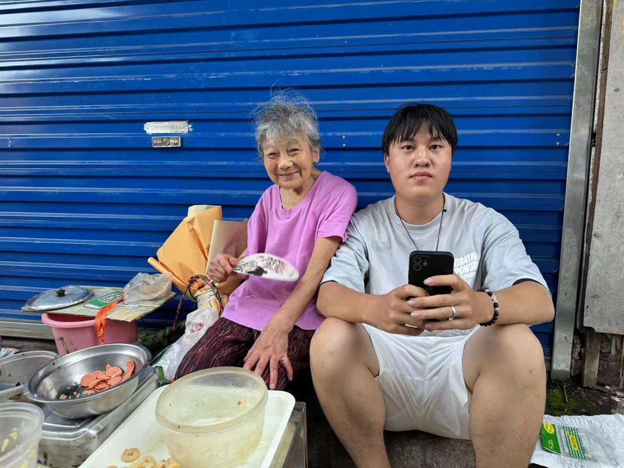 邓超来看望过后，南昌“一毛钱奶奶”生意爆火，顾客排起长队，还有人送来鲜花