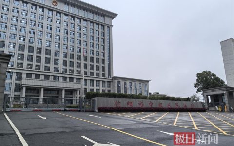 “三人被醉驾撞亡案 ”今日开庭，家属带三人照片来到庭审现场：盼了一年的日子终于到来，希望能严惩肇事者