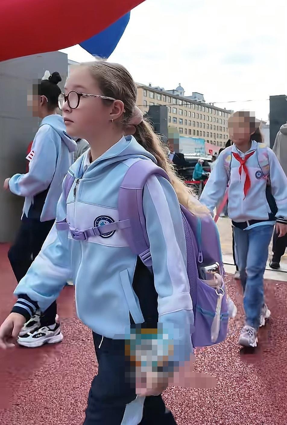 黑河小学开学迎来大批俄罗斯学生，校方：共接收16名留学生，用汉语教学